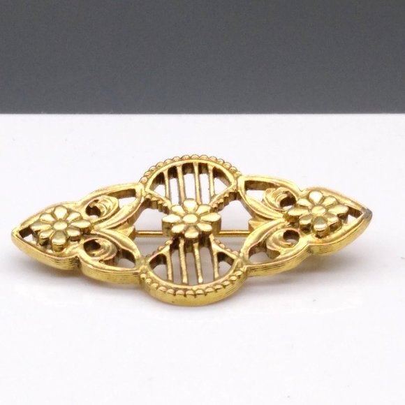 Vintage 1928 Brooch, Small Gold Tone Floral Filigree Pin - Picture 1 of 4